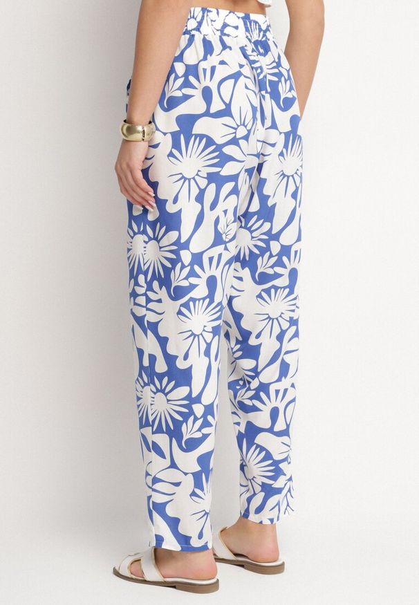 Born2be - Niebieskie Wiskozowe Spodnie z Wysokim Stanem w Kwiaty Nilandria. Okazja: na co dzień. Stan: podwyższony. Kolor: niebieski. Materiał: wiskoza. Wzór: kwiaty. Styl: casual, klasyczny