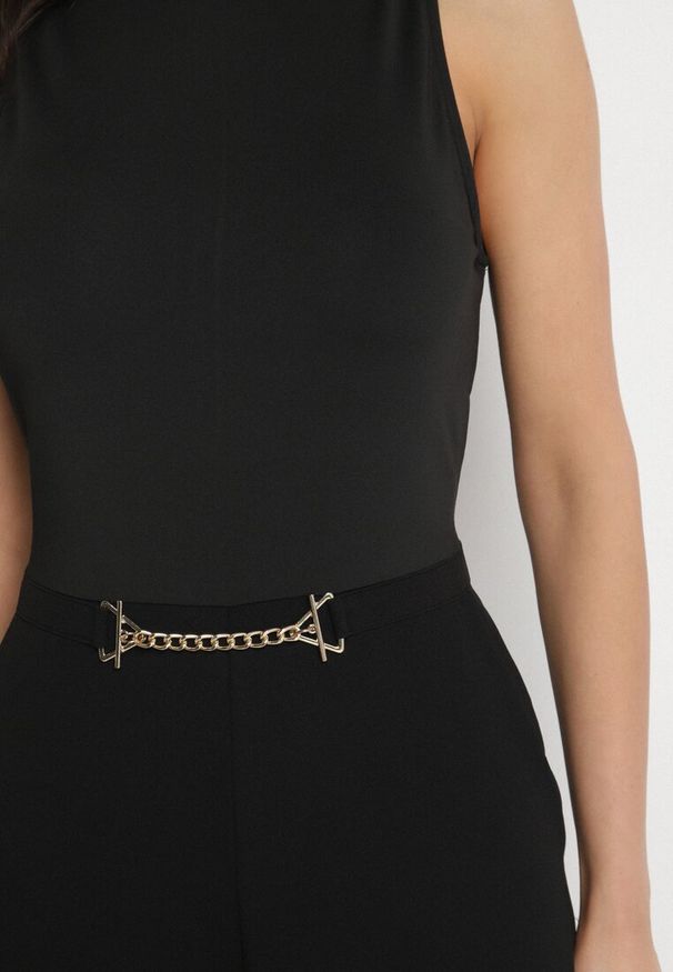 Born2be - Czarny Kombinezon z Dekoltem Halter i Półgolfem z Łańcuszkiem w Talii Tenilra. Okazja: na co dzień. Kolor: czarny. Długość: długie. Styl: elegancki, casual