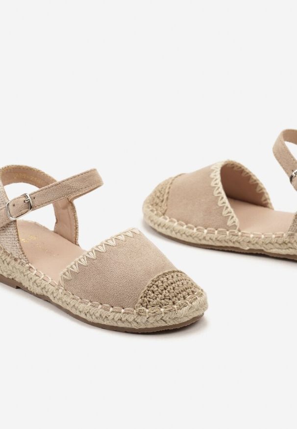 Born2be - Beżowe Płaskie Sandały Espadryle na Plecionej z Juty Podeszwie Zapinane przy Kostce na Sprzączkę Mellata. Okazja: na imprezę, na co dzień. Nosek buta: okrągły. Zapięcie: sprzączka. Kolor: beżowy. Materiał: len, tkanina. Sezon: lato. Styl: casual, elegancki