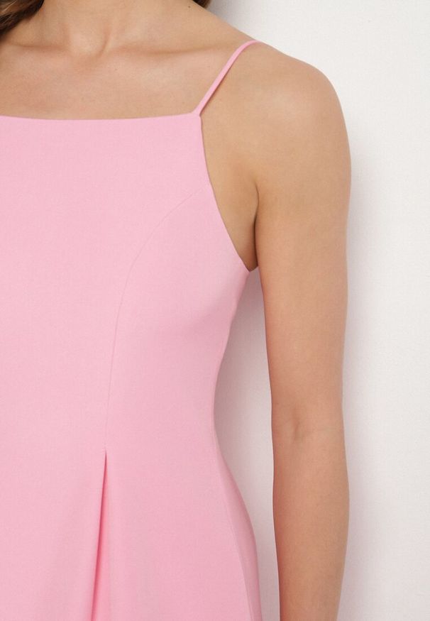 Born2be - Różowa Sukienka Vices o Rozkloszowanym Kroju na Ramiączkach Zdobiona Zakładkami Sarileve. Okazja: na co dzień. Typ kołnierza: dekolt kwadratowy. Kolor: różowy. Materiał: jeans. Długość rękawa: na ramiączkach. Wzór: aplikacja. Typ sukienki: rozkloszowane, proste. Styl: casual, klasyczny