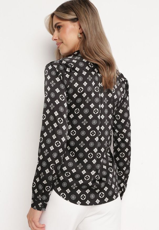 Born2be - Czarna Koszula w Geometryczne Wzory o Klasycznym Fasonie Pielaria. Okazja: na co dzień. Kolor: czarny. Długość rękawa: długi rękaw. Długość: długie. Wzór: geometria. Styl: klasyczny