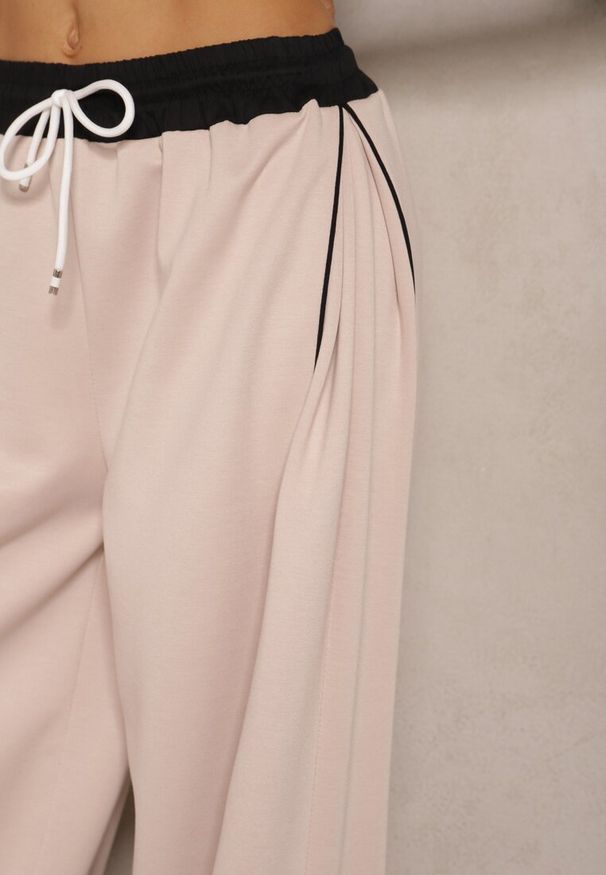 Renee - Beżowo-Czarne Dresowe Spodnie z Wiskozą High Waist Ozdobione Lampasami Maiviona. Okazja: na co dzień. Stan: podwyższony. Kolor: beżowy. Materiał: dresówka, wiskoza. Wzór: aplikacja. Styl: sportowy, casual