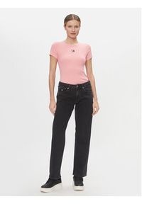Tommy Jeans T-Shirt Badge DW0DW17881 Różowy Slim Fit. Kolor: różowy. Materiał: bawełna #3