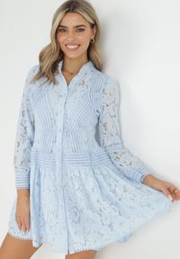 Born2be - Niebieska Koszulowa Sukienka z Koronką Jolley. Kolor: niebieski. Materiał: koronka. Długość rękawa: długi rękaw. Wzór: koronka. Typ sukienki: koszulowe. Długość: mini #3