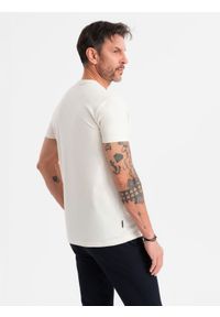 Ombre Clothing - Męski casualowy t-shirt z naszywką na kieszeni – kremowy V8. Okazja: na co dzień. Kolor: kremowy. Materiał: guma, skóra, jersey, bawełna. Wzór: aplikacja. Styl: casual #4