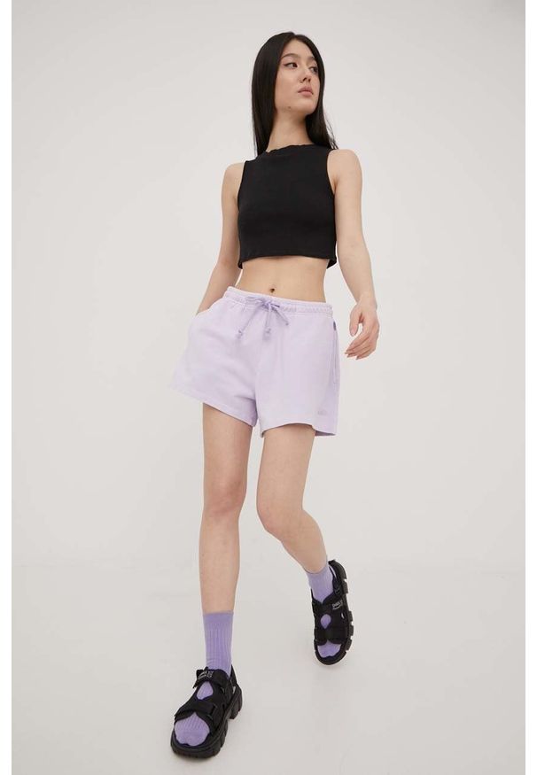 Levi's® - Levi's szorty bawełniane damskie kolor fioletowy gładkie high waist. Okazja: na spotkanie biznesowe. Stan: podwyższony. Kolor: fioletowy. Materiał: bawełna. Wzór: gładki. Styl: biznesowy