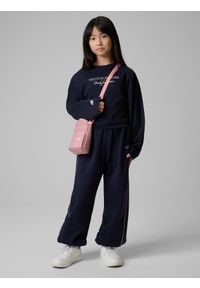 4f - 4F Longsleeve loose z nadrukiem dziewczęcy - granatowy 122/128 (6-8 lat). Okazja: na co dzień, na spacer, na uczelnię. Kolor: niebieski. Materiał: bawełna, dzianina. Długość rękawa: długi rękaw. Wzór: nadruk. Sezon: lato. Styl: casual #1