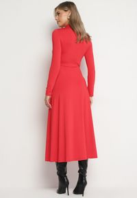 Born2be - Czerwona Sukienka z Półgolfem Taliowana z Rozcięciem na Boku Sailea. Okazja: na co dzień. Kolor: czerwony. Długość rękawa: długi rękaw. Styl: klasyczny, casual, elegancki #2