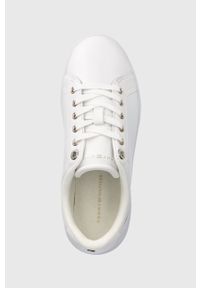 TOMMY HILFIGER - Tommy Hilfiger sneakersy skórzane GOLDEN HW COURT SNEAKER kolor biały FW0FW07560. Nosek buta: okrągły. Zapięcie: sznurówki. Kolor: biały. Materiał: skóra #5