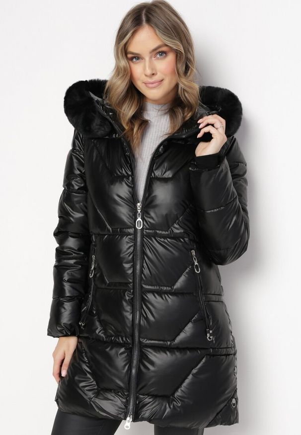 Born2be - Czarna Pikowana Kurtka z Kapturem i Futerkiem Sahria. Okazja: na co dzień. Typ kołnierza: kaptur. Kolor: czarny. Materiał: futro. Sezon: zima. Styl: elegancki, casual, klasyczny