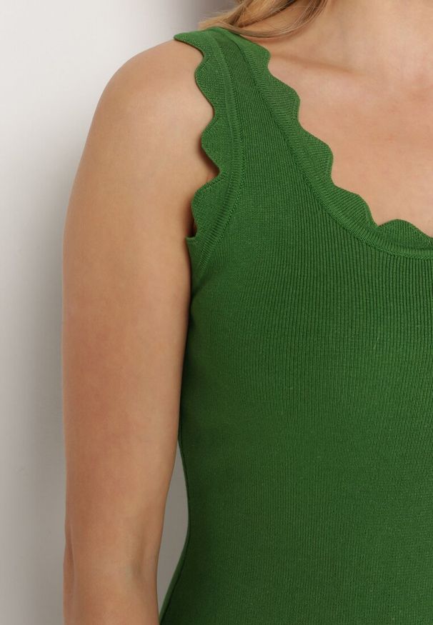 Born2be - Zielona Sukienka Dephosa. Okazja: na co dzień, na randkę, na imprezę. Kolor: zielony. Materiał: prążkowany, dzianina. Długość rękawa: bez rękawów. Sezon: lato. Typ sukienki: dopasowane, proste. Styl: casual