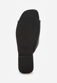 Renee - Czarne Klapki na Płaskiej Podeszwie Zdobione Metaliczną Aplikacją Winnessa. Okazja: na co dzień. Kolor: czarny. Materiał: jeans. Wzór: aplikacja. Obcas: na płaskiej podeszwie. Styl: casual #6