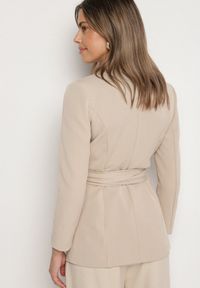 Born2be - Jasnobeżowa Marynarka Jednorzędowa z Wiązanym Paskiem Isabelline. Kolor: beżowy. Styl: elegancki