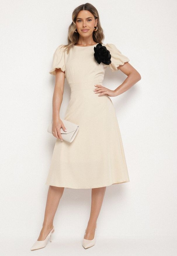 Born2be - Beżowa Sukienka Vices o Rozkloszowanym Kroju z Odpinanym Kwiatem 3D Rallarea. Kolor: beżowy. Wzór: kwiaty. Sezon: wiosna, lato