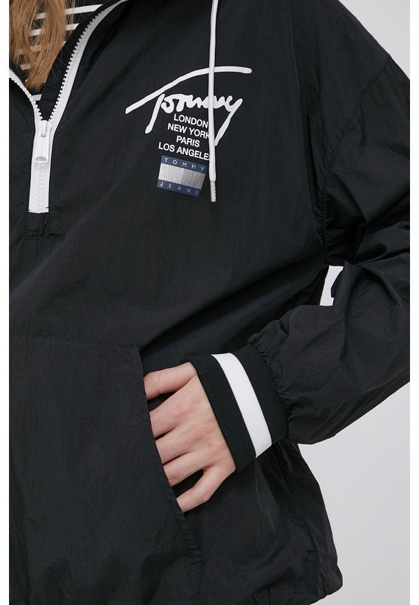 Tommy Jeans kurtka damska kolor czarny przejściowa. Typ kołnierza: kaptur. Kolor: czarny. Materiał: poliamid. Długość: krótkie