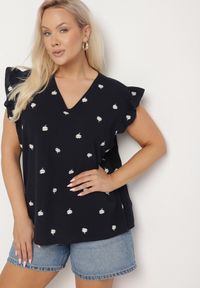 Born2be - Granatowa Bluzka z Bawełny Ozdobiona Falbankami i Koniczynkami Dolassea. Okazja: na co dzień, na spacer. Typ kołnierza: kołnierz z falbankami. Kolor: niebieski. Materiał: bawełna. Długość rękawa: krótki rękaw. Długość: krótkie. Wzór: aplikacja. Styl: elegancki, casual