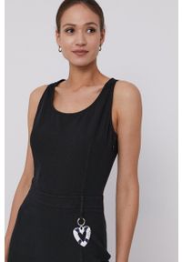 Love Moschino Sukienka kolor czarny mini prosta. Okazja: na co dzień. Kolor: czarny. Materiał: tkanina. Długość rękawa: na ramiączkach. Wzór: gładki. Typ sukienki: proste. Styl: casual. Długość: mini #3