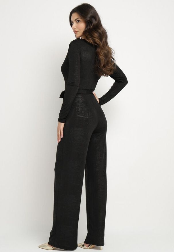 Born2be - Czarny Kopertowy Kombinezon z Wiskozą Zdobiony Wiązanym Paskiem Nalissa. Okazja: na co dzień. Kolor: czarny. Materiał: wiskoza. Długość: długie. Wzór: aplikacja. Styl: elegancki, casual