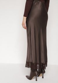 Born2be - Brązowa Satynowa Spódnica z Wiskozy Ozdobiona Koronką Fedare. Okazja: na co dzień. Kolor: brązowy. Materiał: wiskoza, satyna, koronka. Wzór: aplikacja, koronka. Styl: klasyczny, casual, elegancki #7