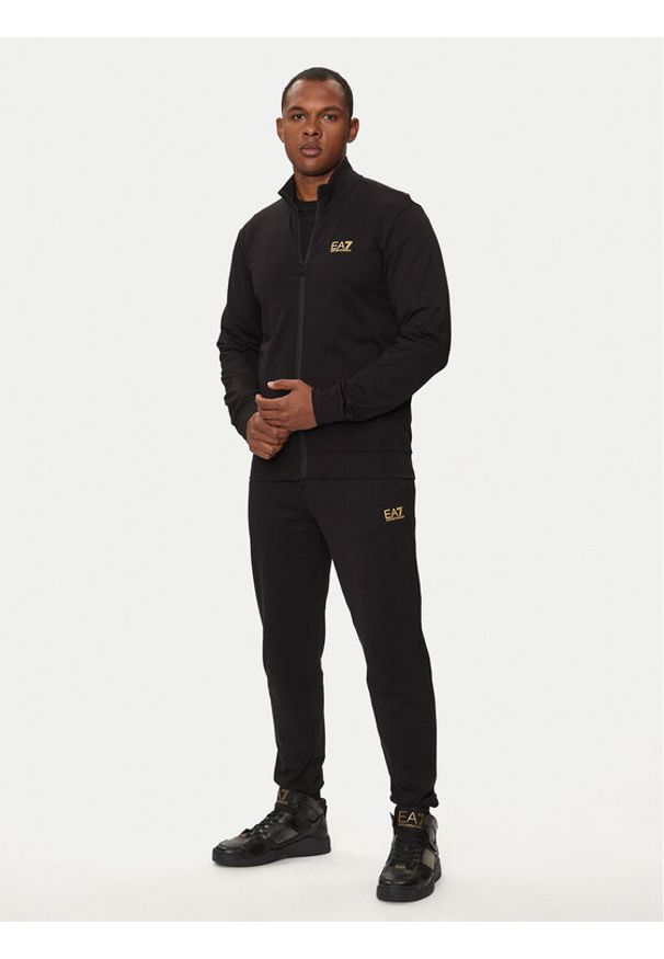 EA7 Emporio Armani Dres 8NPV60 PJVRZ 0208 Czarny Regular Fit. Kolor: czarny. Materiał: bawełna