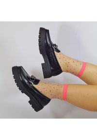 Czarne loafersy na traperze, mokasyny damskie z łańcuchem La.Fi 002b-pu. Kolor: czarny. Materiał: skóra. Obcas: na obcasie. Wysokość obcasa: średni