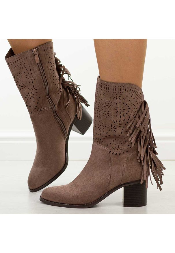 Szare ażurowe botki damskie na obcasie M.Daszyński 2337-15. Kolor: szary. Materiał: zamsz. Szerokość cholewki: normalna. Wzór: ażurowy. Sezon: wiosna, jesień, lato. Styl: elegancki, boho, klasyczny
