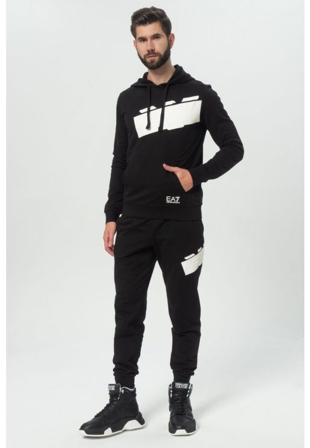 EA7 Emporio Armani - EA7 Czarna męska bluza z dużym białym logo, Rozmiar XL. Typ kołnierza: kaptur. Kolor: czarny