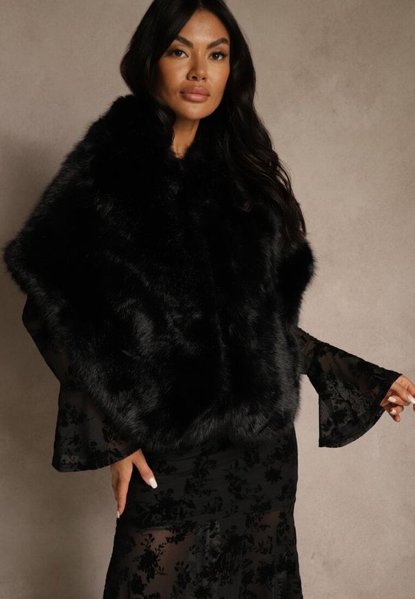 Renee - Czarne Futerkowe Ponczo Szal Typu Etola Aezney. Okazja: na imprezę. Kolor: czarny. Materiał: satyna. Styl: wizytowy, elegancki