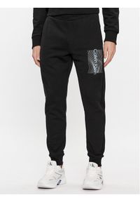 Calvin Klein Spodnie dresowe Wave Lines Hero K10K112775 Czarny Regular Fit. Kolor: czarny. Materiał: bawełna