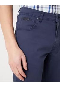 Wrangler - WRANGLER TEXAS SLIM MĘSKIE SPODNIE MATERIAŁOWE NAVY W12SWA114 112126532. Materiał: materiał