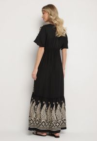 Born2be - Czarna Kopertowa Sukienka z Wiskozy Zdobiona Frędzlami i Metalicznym Haftem Redeirae. Okazja: na co dzień, na spacer. Typ kołnierza: dekolt w serek. Kolor: czarny. Materiał: wiskoza. Wzór: aplikacja, haft. Typ sukienki: kopertowe. Styl: klasyczny, casual #4