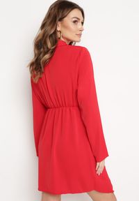 Born2be - Czerwona Sukienka Tryphala. Typ kołnierza: dekolt w kształcie V. Kolor: czerwony. Materiał: tkanina. Długość rękawa: długi rękaw. Wzór: aplikacja, gładki, jednolity. Typ sukienki: kopertowe. Styl: klasyczny. Długość: mini #6