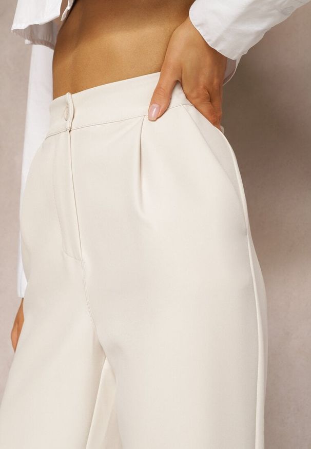Renee - Jasnobeżowe Spodnie Garniturowe High Waist z Kieszeniami Denera. Okazja: na imprezę, na spotkanie biznesowe. Stan: podwyższony. Kolor: beżowy. Długość: długie. Wzór: paski. Styl: biznesowy, klasyczny, elegancki