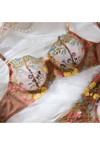 Intica - Zestaw bielizny z haftem elegancki i wygodny Wibekke. Kolor: brązowy. Materiał: tkanina, materiał. Wzór: haft #4