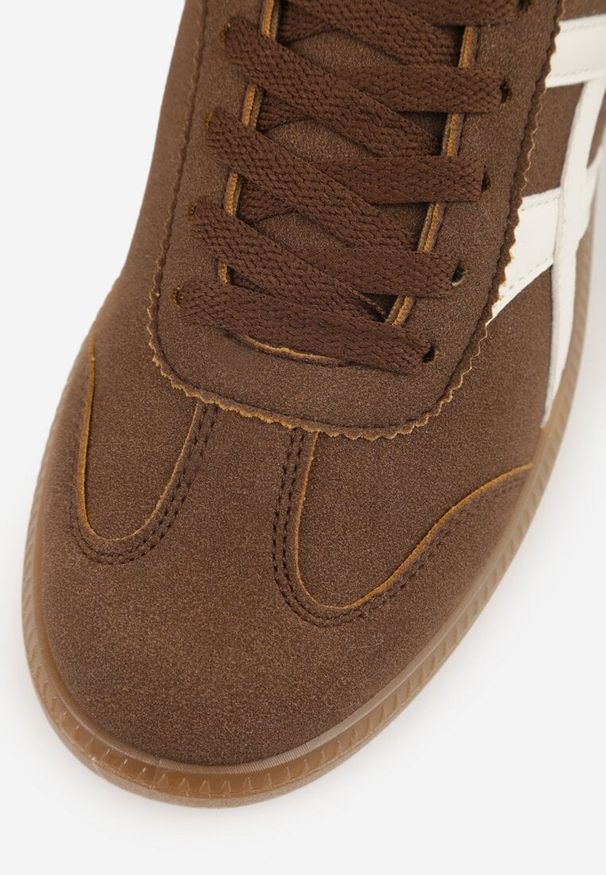 Renee - Brązowe Sneakersy w Stylu Tenisówek Ozdobione Geometrycznymi Paskami Zitora. Okazja: na co dzień. Zapięcie: pasek. Kolor: brązowy. Wzór: geometria, aplikacja