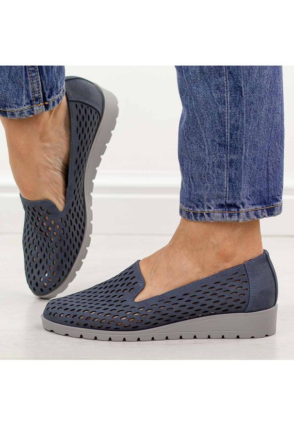 Niebieskie ażurowe półbuty damskie Jezzi 1628-23. Okazja: na co dzień. Kolor: niebieski. Materiał: skóra. Szerokość cholewki: normalna. Wzór: ażurowy. Sezon: wiosna, jesień, lato. Styl: casual, elegancki, klasyczny