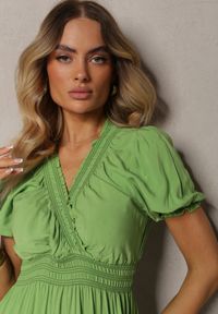 Renee - Jasnozielona Boho Sukienka z Bawełny o Kopertowym Fasonie Rissatina. Okazja: do pracy. Typ kołnierza: dekolt w kształcie V. Kolor: zielony. Materiał: bawełna. Typ sukienki: kopertowe. Styl: boho #5