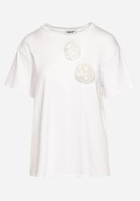 Born2be - Biały T-shirt z Bawełny z Aplikacją 3D w Kształcie Kwiatu Risandra. Okazja: na co dzień. Typ kołnierza: dekolt w kształcie V. Kolor: biały. Materiał: bawełna. Wzór: aplikacja, kwiaty. Styl: casual, klasyczny #6