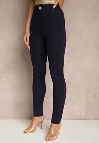 Renee - Granatowe Legginsy High Waist z Wiskozą z Cyrkoniowym Guzikiem Naliselle. Okazja: na co dzień. Stan: podwyższony. Kolor: niebieski. Materiał: wiskoza. Styl: elegancki, casual