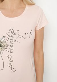 Born2be - Jasnoróżowy Bawełniany T-shirt o Dopasowanym Kroju z Nadrukiem Erriana. Okazja: do pracy, na spotkanie biznesowe, na co dzień. Kolor: różowy. Materiał: bawełna. Wzór: nadruk. Styl: klasyczny, casual, elegancki, biznesowy #4