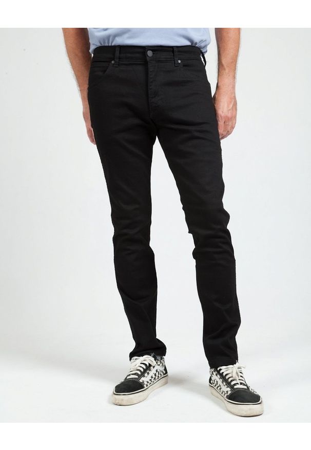 Wrangler - WRANGLER LARSTON MĘSKIE SPODNIE JEANSOWE BACK TO BLACK W18SHPP40 112319117