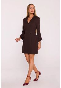 MOE - Elegancka sukienka z szerokimi mankietami dekolt V brązowa. Okazja: na co dzień, do pracy, na spotkanie biznesowe. Typ kołnierza: dekolt w kształcie V. Kolor: niebieski, brązowy. Materiał: tkanina. Wzór: gładki. Typ sukienki: dopasowane, proste. Styl: elegancki. Długość: mini #5