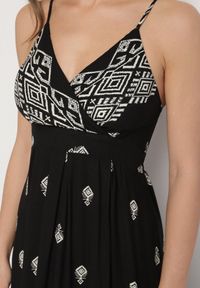 Born2be - Czarna Bawełniana Sukienka Rozkloszowana z Kopertowym Dekoltem i Wiązaniem Revevra. Okazja: na randkę, na co dzień. Typ kołnierza: dekolt kopertowy. Kolor: czarny. Materiał: bawełna. Długość rękawa: na ramiączkach. Typ sukienki: kopertowe. Styl: casual #3