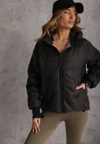 Renee - Czarna Pikowana Kurtka Puffer z Kapturem Ozdobiona Napisami Orellana. Okazja: na co dzień. Typ kołnierza: kaptur. Kolor: czarny. Materiał: poliester, jeans. Wzór: aplikacja, napisy. Sezon: wiosna. Styl: casual #3