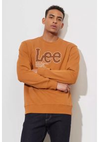 Lee - LEE SEASONAL LOGO CREW SWS MĘSKA BLUZA NADRUK CARAMEL L84QTJ99. Wzór: nadruk #3