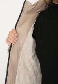 Born2be - Beżowa Pikowana Kurtka o Prostym Kroju z Kapturem Nileria. Okazja: na spotkanie biznesowe, do pracy, na co dzień. Typ kołnierza: kaptur. Kolekcja: plus size. Kolor: beżowy. Materiał: jeans, poliester, dzianina. Styl: biznesowy, casual #7