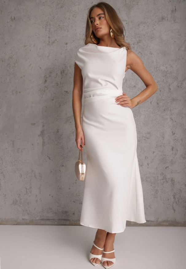 Renee - Biała Sukienka VICES z Metaliczną Ozdobą na Ramieniu Coraena. Okazja: na randkę. Kolor: biały. Wzór: aplikacja. Typ sukienki: asymetryczne. Styl: elegancki