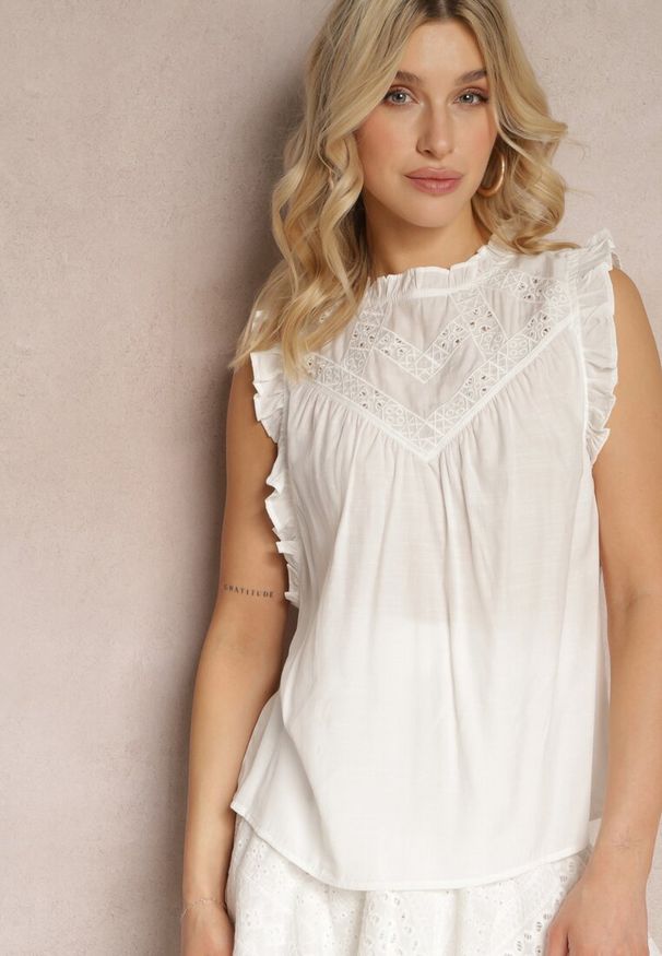 Renee - Biały Top Ozdobiony Falbankami na Dekolcie i przy Rękawach Suniana. Okazja: na co dzień. Typ kołnierza: kołnierz z falbankami. Kolor: biały. Materiał: jeans, satyna. Wzór: aplikacja. Styl: wizytowy, klasyczny, casual