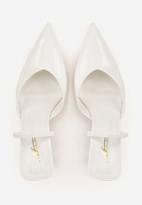 Born2be - Białe Lakierowane Szpilki z Elastycznym Paskiem na Piętę Balzorwyn. Okazja: na randkę, do pracy, na wesele, na spotkanie biznesowe, na ślub cywilny. Nosek buta: szpiczasty. Zapięcie: pasek. Kolor: biały. Materiał: lakier. Obcas: na szpilce. Styl: elegancki, biznesowy, klasyczny. Wysokość obcasa: średni #2