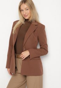Born2be - Brązowa Taliowana Marynarka VICES z Usztywnionymi Ramionami Aravita. Okazja: na co dzień. Kolor: brązowy. Styl: klasyczny, casual, elegancki